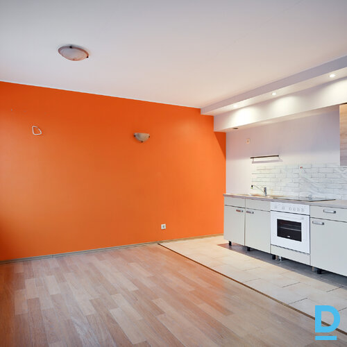 Pārdod dzīvokli Mazcenu aleja 10