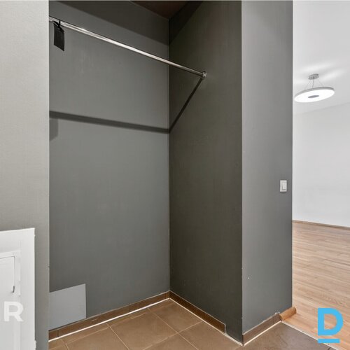 Tiek izīrēts mansarda tipa 2 istabu dzīvoklis ar plašu terasi jaunajā projektā.D