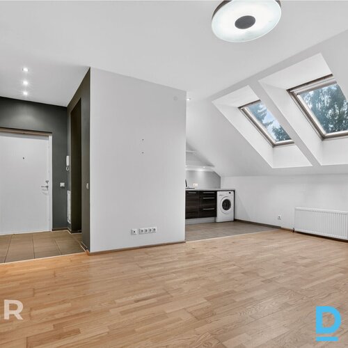 Tiek izīrēts mansarda tipa 2 istabu dzīvoklis ar plašu terasi jaunajā projektā.D