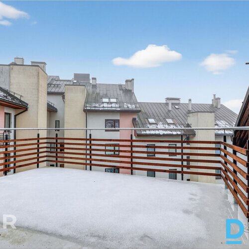 Tiek izīrēts mansarda tipa 2 istabu dzīvoklis ar plašu terasi jaunajā projektā.D