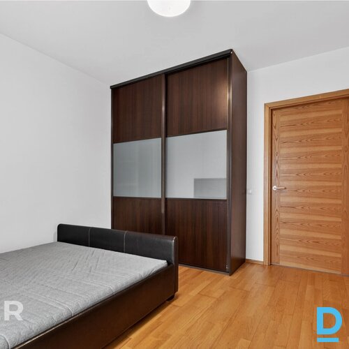 Tiek izīrēts mansarda tipa 2 istabu dzīvoklis ar plašu terasi jaunajā projektā.D