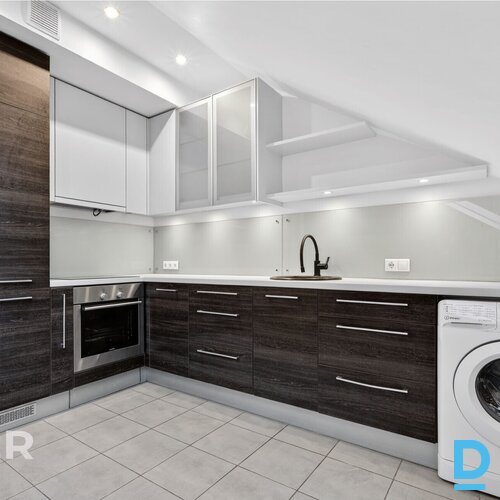 Tiek izīrēts mansarda tipa 2 istabu dzīvoklis ar plašu terasi jaunajā projektā.D