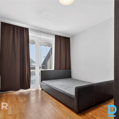 Tiek izīrēts mansarda tipa 2 istabu dzīvoklis ar plašu terasi jaunajā projektā.D