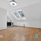 Tiek izīrēts mansarda tipa 2 istabu dzīvoklis ar plašu terasi jaunajā projektā.D