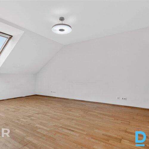 Tiek izīrēts mansarda tipa 2 istabu dzīvoklis ar plašu terasi jaunajā projektā.D