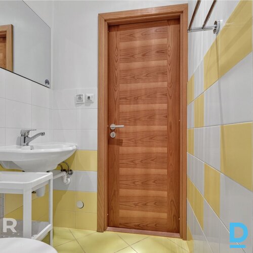 Tiek izīrēts mansarda tipa 2 istabu dzīvoklis ar plašu terasi jaunajā projektā.D