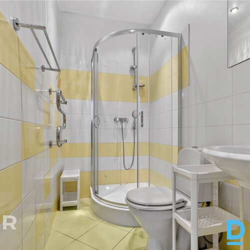 Tiek izīrēts mansarda tipa 2 istabu dzīvoklis ar plašu terasi jaunajā projektā.D