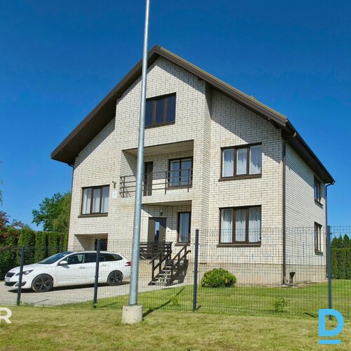 Pārdošanā pārdomāta, pamatīga ģimenes māja ar labiekārtotu teritoriju Siguldā.Mā