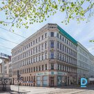 Nomai stūra komercplatības vietā ar ļoti intensīvu gājēju kustību