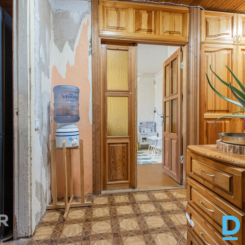 Pārdošanā silts, mājīgs 2 istabu dzīvoklis ar iestiklotu lodžiju netālu no pilsē