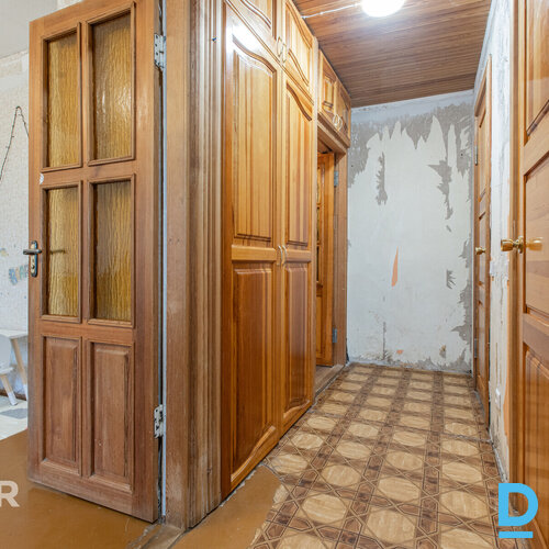 Pārdošanā silts, mājīgs 2 istabu dzīvoklis ar iestiklotu lodžiju netālu no pilsē