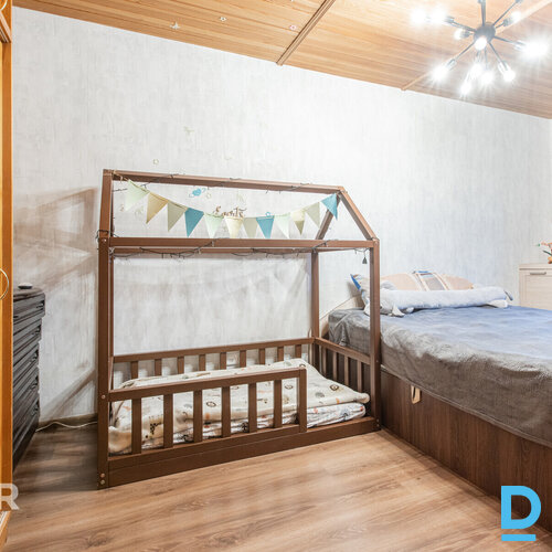 Pārdošanā silts, mājīgs 2 istabu dzīvoklis ar iestiklotu lodžiju netālu no pilsē