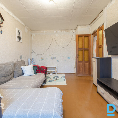 Pārdošanā silts, mājīgs 2 istabu dzīvoklis ar iestiklotu lodžiju netālu no pilsē