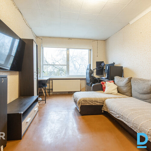 Pārdošanā silts, mājīgs 2 istabu dzīvoklis ar iestiklotu lodžiju netālu no pilsē