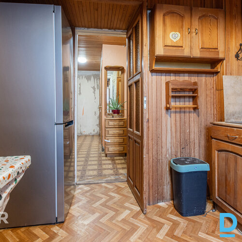 Pārdošanā silts, mājīgs 2 istabu dzīvoklis ar iestiklotu lodžiju netālu no pilsē