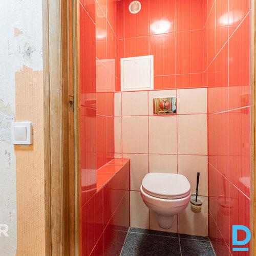 Pārdošanā silts, mājīgs 2 istabu dzīvoklis ar iestiklotu lodžiju netālu no pilsē