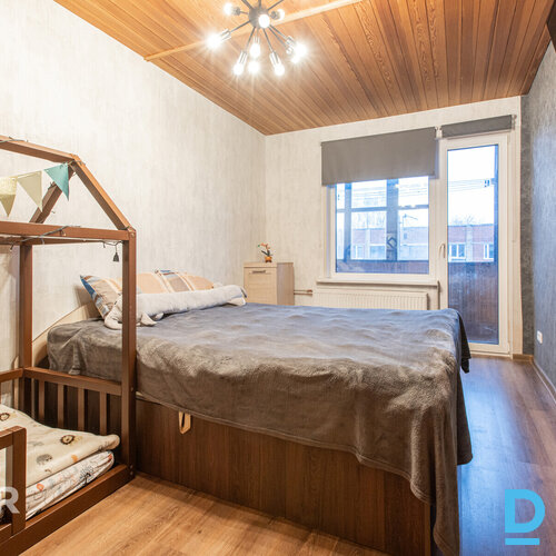 Pārdošanā silts, mājīgs 2 istabu dzīvoklis ar iestiklotu lodžiju netālu no pilsē