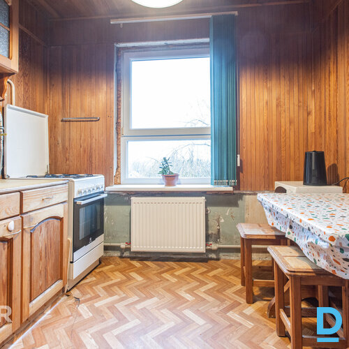 Pārdošanā silts, mājīgs 2 istabu dzīvoklis ar iestiklotu lodžiju netālu no pilsē