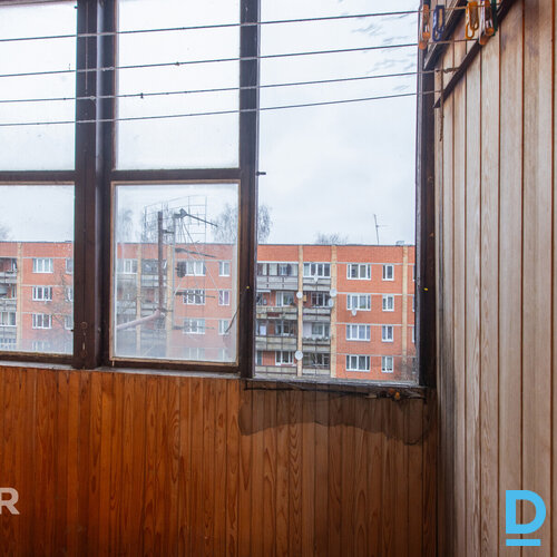 Pārdošanā silts, mājīgs 2 istabu dzīvoklis ar iestiklotu lodžiju netālu no pilsē