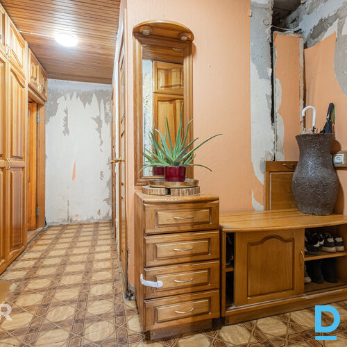 Pārdošanā silts, mājīgs 2 istabu dzīvoklis ar iestiklotu lodžiju netālu no pilsē