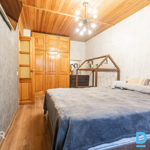 Pārdošanā silts, mājīgs 2 istabu dzīvoklis ar iestiklotu lodžiju netālu no pilsē