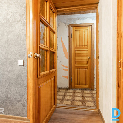 Pārdošanā silts, mājīgs 2 istabu dzīvoklis ar iestiklotu lodžiju netālu no pilsē