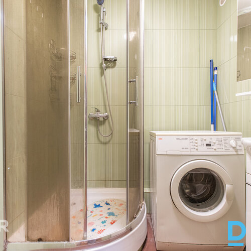 Pārdošanā silts, mājīgs 2 istabu dzīvoklis ar iestiklotu lodžiju netālu no pilsē