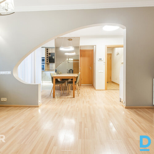 Izīrē plašu un labi uzturētu 4 istabu dzīvokli ar iekļautu autostāvvietu Piedāvā