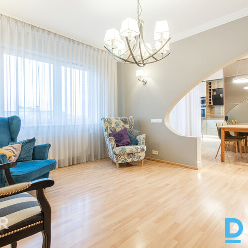 Izīrē plašu un labi uzturētu 4 istabu dzīvokli ar iekļautu autostāvvietu Piedāvā