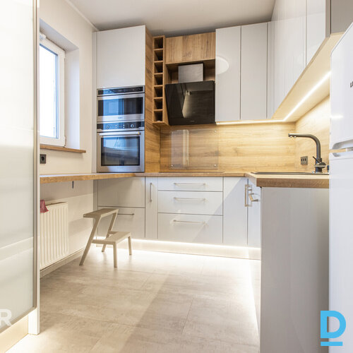 Izīrē plašu un labi uzturētu 4 istabu dzīvokli ar iekļautu autostāvvietu Piedāvā