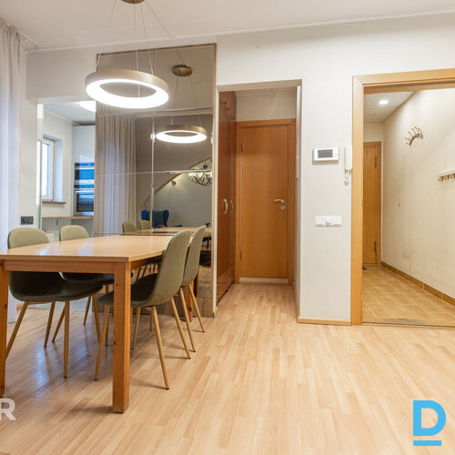 Izīrē plašu un labi uzturētu 4 istabu dzīvokli ar iekļautu autostāvvietu Piedāvā