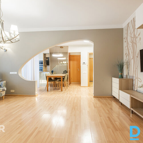 Izīrē plašu un labi uzturētu 4 istabu dzīvokli ar iekļautu autostāvvietu Piedāvā