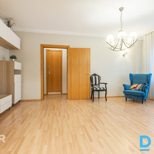 Izīrē plašu un labi uzturētu 4 istabu dzīvokli ar iekļautu autostāvvietu Piedāvā