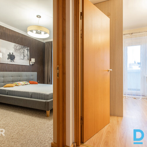 Izīrē plašu un labi uzturētu 4 istabu dzīvokli ar iekļautu autostāvvietu Piedāvā