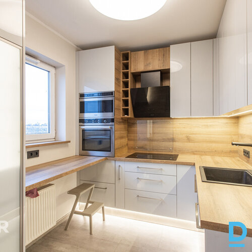 Izīrē plašu un labi uzturētu 4 istabu dzīvokli ar iekļautu autostāvvietu Piedāvā