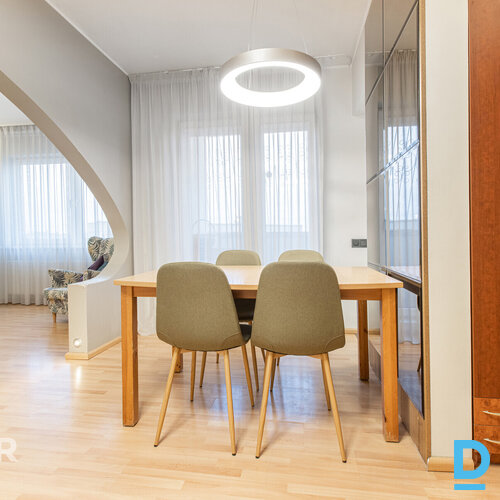 Izīrē plašu un labi uzturētu 4 istabu dzīvokli ar iekļautu autostāvvietu Piedāvā