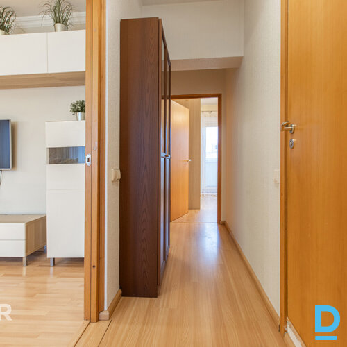 Izīrē plašu un labi uzturētu 4 istabu dzīvokli ar iekļautu autostāvvietu Piedāvā