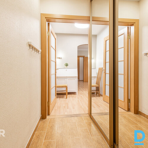 Izīrē plašu un labi uzturētu 4 istabu dzīvokli ar iekļautu autostāvvietu Piedāvā