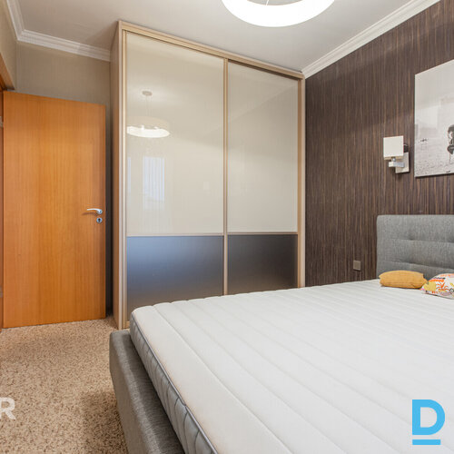 Izīrē plašu un labi uzturētu 4 istabu dzīvokli ar iekļautu autostāvvietu Piedāvā