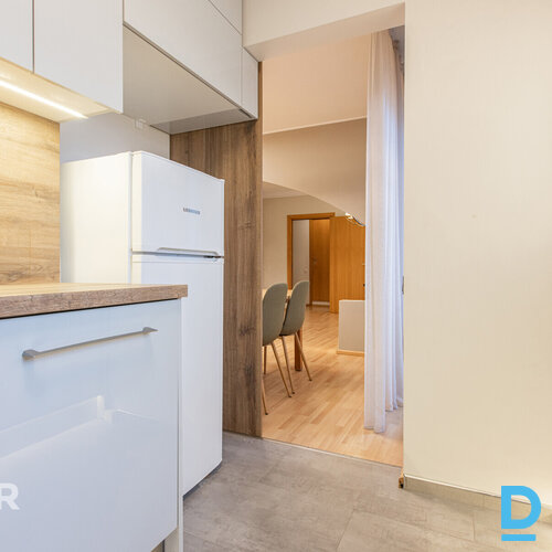 Izīrē plašu un labi uzturētu 4 istabu dzīvokli ar iekļautu autostāvvietu Piedāvā