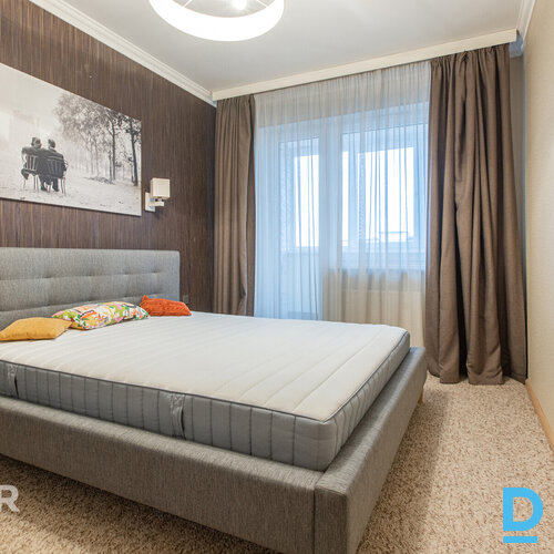 Izīrē plašu un labi uzturētu 4 istabu dzīvokli ar iekļautu autostāvvietu Piedāvā