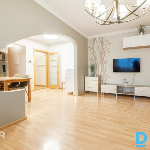 Izīrē plašu un labi uzturētu 4 istabu dzīvokli ar iekļautu autostāvvietu Piedāvā