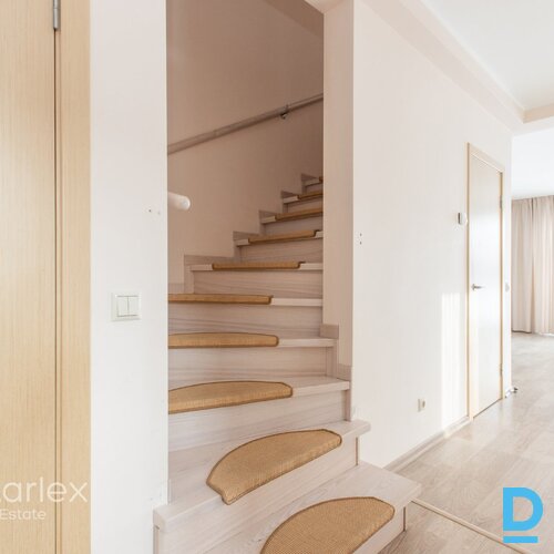 Mājīga ģimenes māja ar visu nepieciešamo. Vai meklējat mājīgu un ērtu dzīvesvietu ģimenei ar divām guļamistabām? Ja tā, tad “A” tipa mājas ir tieši Jums! Šīs mājas ir aprīkotas ar visu nepieciešamo, lai Jūs varētu uzreiz sākt dzīvot Mājīga ģimenes māja ar visu nepieciešamo. Vai meklējat mājīgu un ērtu dzīvesvietu ģimenei ar divām guļamistabām? Ja tā, tad “A” tipa mājas ir tieši Jums! Šīs mājas ir aprīkotas ar visu nepieciešamo, lai Jūs varētu uzreiz sākt dzīvot