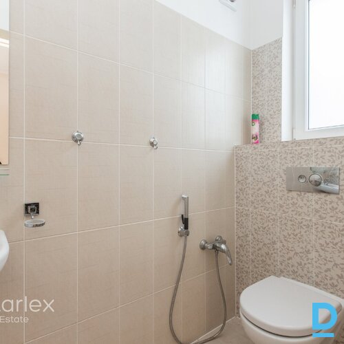 Mājīga ģimenes māja ar visu nepieciešamo. Vai meklējat mājīgu un ērtu dzīvesvietu ģimenei ar divām guļamistabām? Ja tā, tad “A” tipa mājas ir tieši Jums! Šīs mājas ir aprīkotas ar visu nepieciešamo, lai Jūs varētu uzreiz sākt dzīvot Mājīga ģimenes māja ar visu nepieciešamo. Vai meklējat mājīgu un ērtu dzīvesvietu ģimenei ar divām guļamistabām? Ja tā, tad “A” tipa mājas ir tieši Jums! Šīs mājas ir aprīkotas ar visu nepieciešamo, lai Jūs varētu uzreiz sākt dzīvot