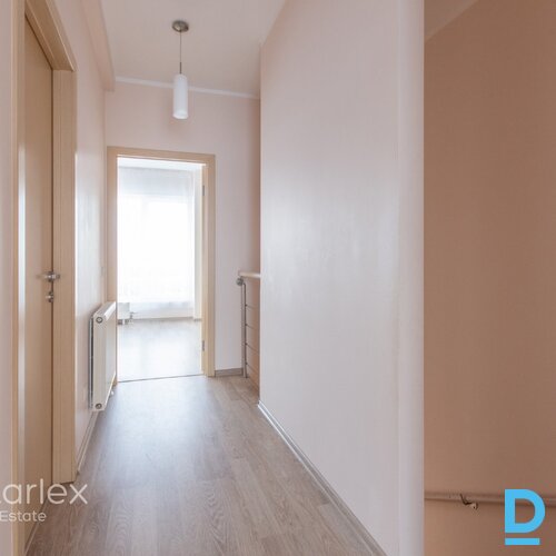 Mājīga ģimenes māja ar visu nepieciešamo. Vai meklējat mājīgu un ērtu dzīvesvietu ģimenei ar divām guļamistabām? Ja tā, tad “A” tipa mājas ir tieši Jums! Šīs mājas ir aprīkotas ar visu nepieciešamo, lai Jūs varētu uzreiz sākt dzīvot Mājīga ģimenes māja ar visu nepieciešamo. Vai meklējat mājīgu un ērtu dzīvesvietu ģimenei ar divām guļamistabām? Ja tā, tad “A” tipa mājas ir tieši Jums! Šīs mājas ir aprīkotas ar visu nepieciešamo, lai Jūs varētu uzreiz sākt dzīvot