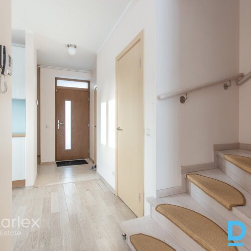 Mājīga ģimenes māja ar visu nepieciešamo. Vai meklējat mājīgu un ērtu dzīvesvietu ģimenei ar divām guļamistabām? Ja tā, tad “A” tipa mājas ir tieši Jums! Šīs mājas ir aprīkotas ar visu nepieciešamo, lai Jūs varētu uzreiz sākt dzīvot Mājīga ģimenes māja ar visu nepieciešamo. Vai meklējat mājīgu un ērtu dzīvesvietu ģimenei ar divām guļamistabām? Ja tā, tad “A” tipa mājas ir tieši Jums! Šīs mājas ir aprīkotas ar visu nepieciešamo, lai Jūs varētu uzreiz sākt dzīvot