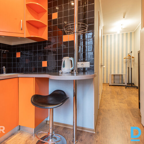 Izīrē gaišu un mājīgu 1 istabas dzīvokli Dzeņu ielā 3, Rīgā. Dzīvoklis atrodas 6