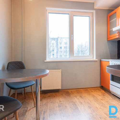 Izīrē gaišu un mājīgu 1 istabas dzīvokli Dzeņu ielā 3, Rīgā. Dzīvoklis atrodas 6