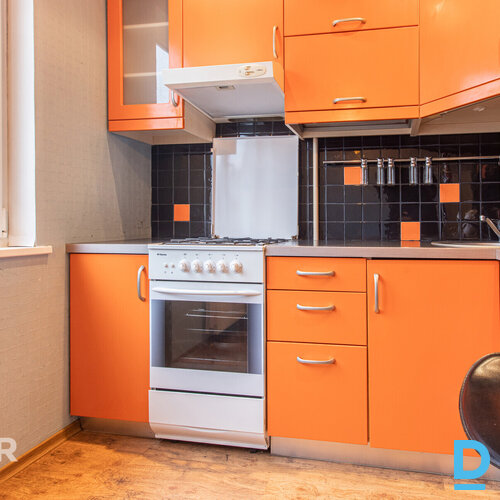 Izīrē gaišu un mājīgu 1 istabas dzīvokli Dzeņu ielā 3, Rīgā. Dzīvoklis atrodas 6