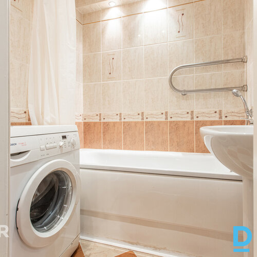 Izīrē gaišu un mājīgu 1 istabas dzīvokli Dzeņu ielā 3, Rīgā. Dzīvoklis atrodas 6